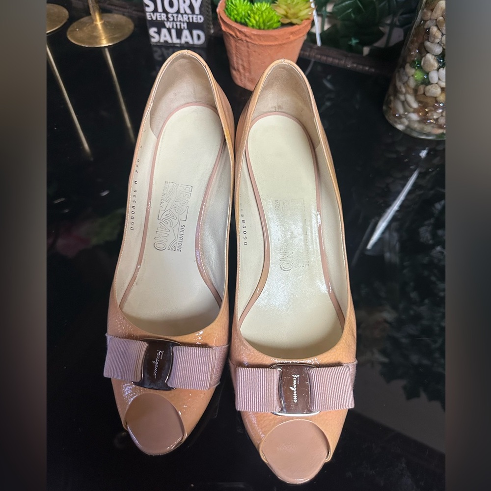 Salvatore Ferragamo Vara Bow Pumps Peep Toe Patent Leather Size 9B